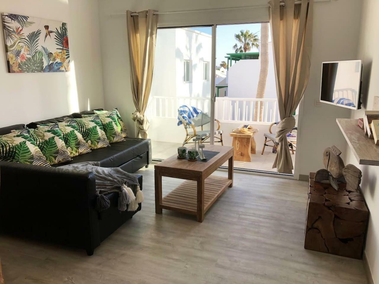 Sea Breeze With Shared Pool And Near The Beach Apartman Costa Teguise Kültér fotó